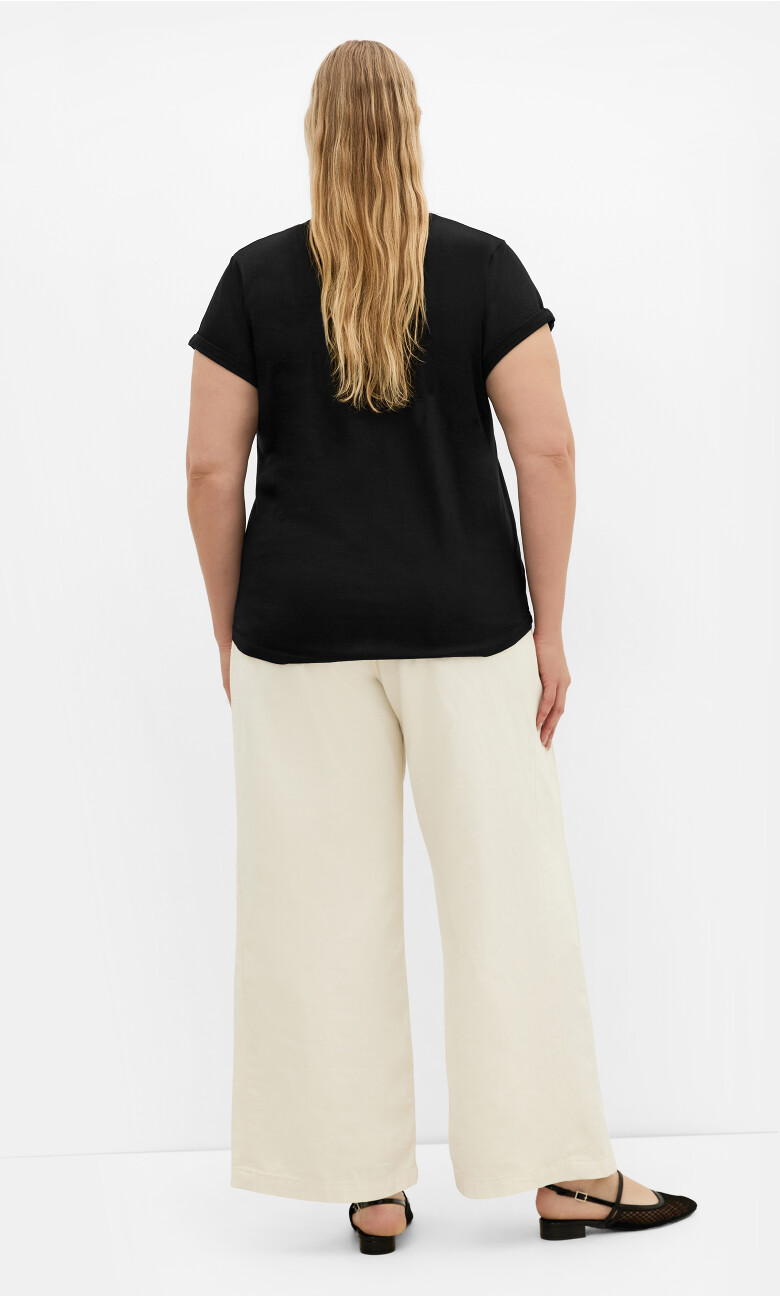 Cuffed Sleeve Heart Tee - black