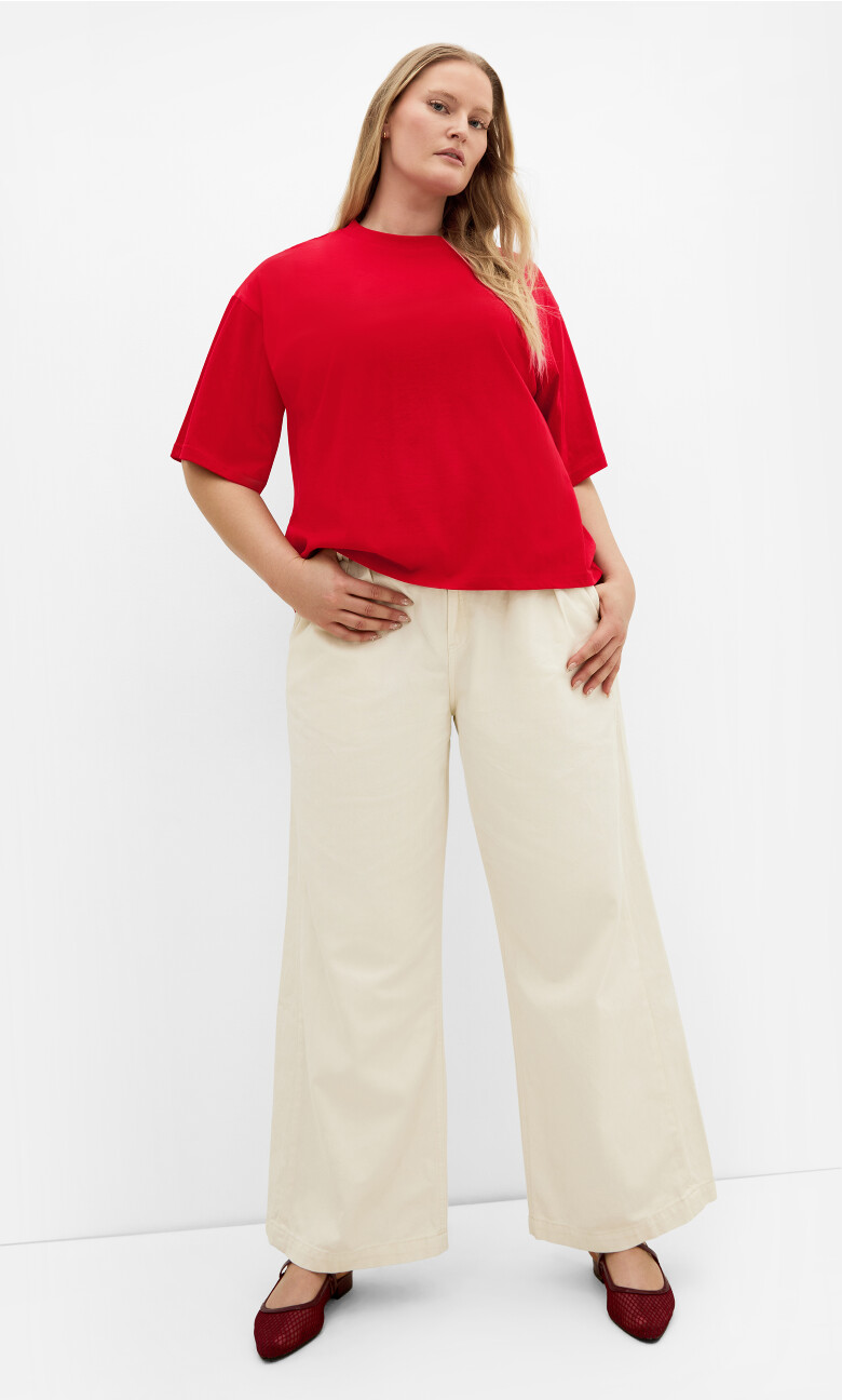 Plus Size Relaxed Crew Neck Tee - red